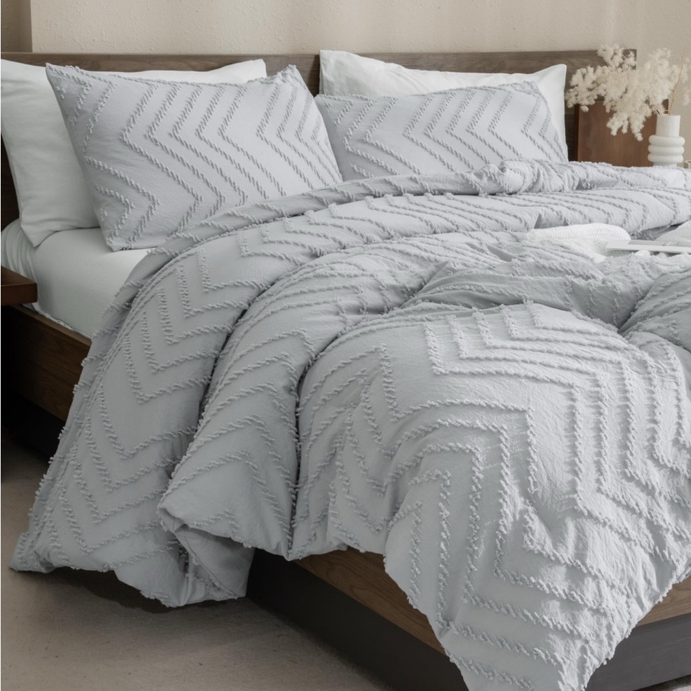 Elegant Gray Chevron Comforter - Cali King